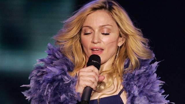 Madonna traz energia feroz em ousado espartilho no palco do Coachella