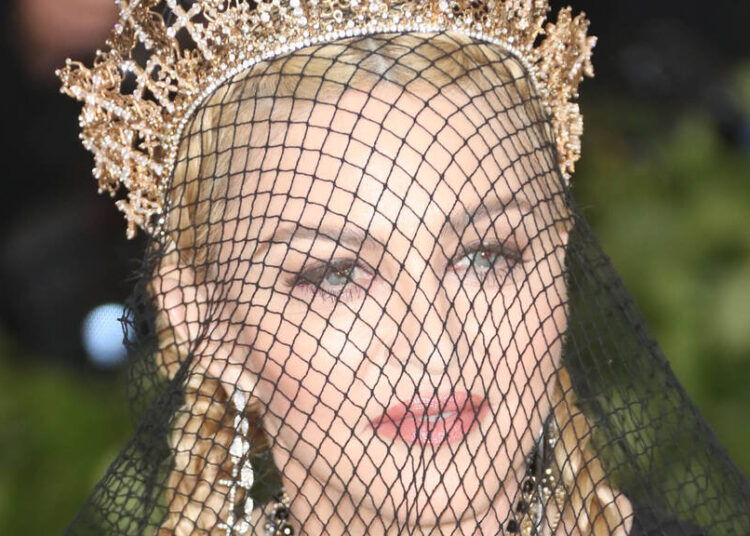 Madonna 'voando alto' com participação especial durante show de Sabrina Carpenter no Coachella