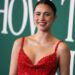 Margaret Qualley combina espartilho transparente com parte de baixo do biquíni em meio a um novo videoclipe