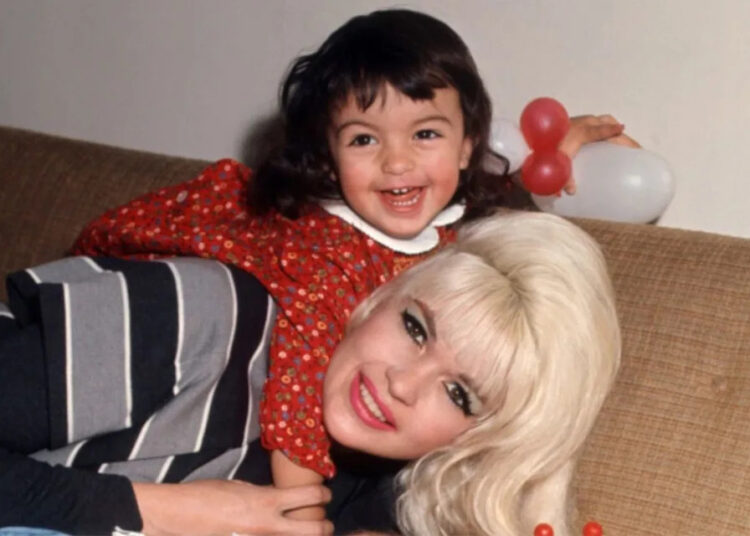 Mariska Hargitay presta homenagem à mãe Jayne Mansfield no que seria seu 93º aniversário