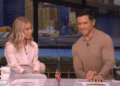 Mark Consuelos chora em 'Live With Kelly and Mark' anunciando a morte na família