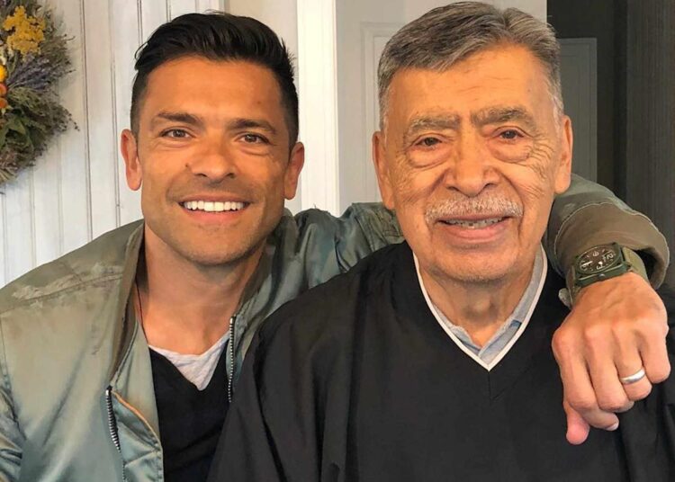 Mark Consuelos lamenta a morte de seu 'brilhante' pai Saul Consuelos: 'Um homem tão fascinante'