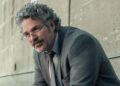 Mark Ruffalo interpreta muitos policiais. Os co-estrelas de His Crime 101, Chris Hemsworth e Halle Berry, nos contaram o que o torna tão bom nisso