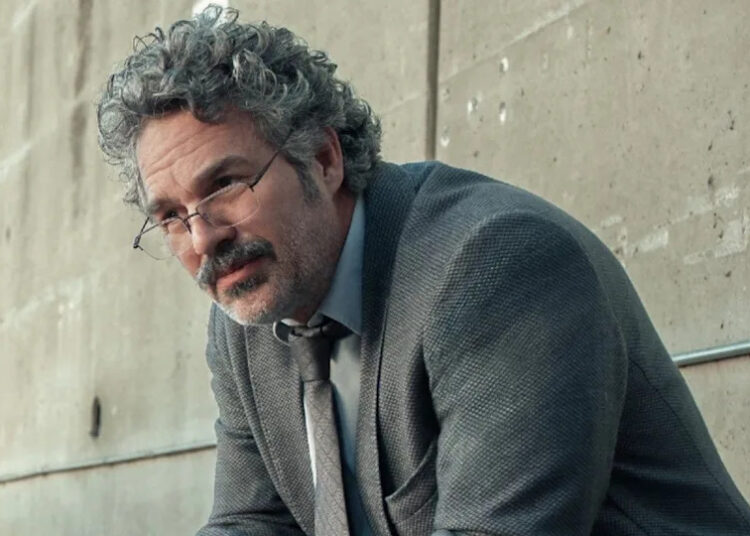 Mark Ruffalo interpreta muitos policiais. Os co-estrelas de His Crime 101, Chris Hemsworth e Halle Berry, nos contaram o que o torna tão bom nisso