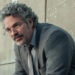 Mark Ruffalo interpreta muitos policiais. Os co-estrelas de His Crime 101, Chris Hemsworth e Halle Berry, nos contaram o que o torna tão bom nisso