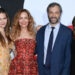 Maude Apatow se lembra de ter voltado para casa aos 6 anos para ver 'casos de maconha' entregues a seu pai Judd Apatow