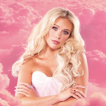 Megan Moroney é destaque na nova campanha da Revlon