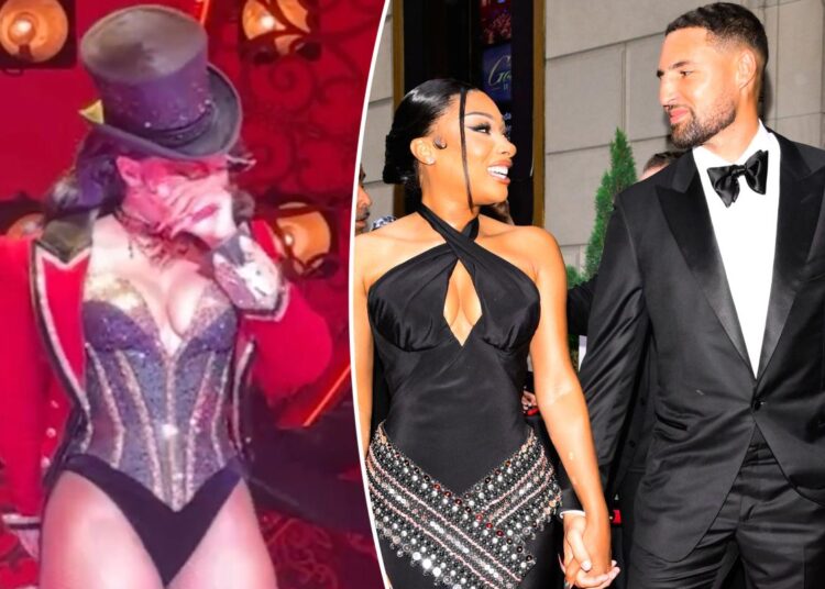 Megan Thee Stallion começa a chorar durante apresentação de 'Moulin Rouge' após a separação de Klay Thompson