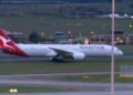 Meghan Markle e Príncipe Harry chegam a Melbourne em voo comercial da Qantas, supostamente voando de primeira classe