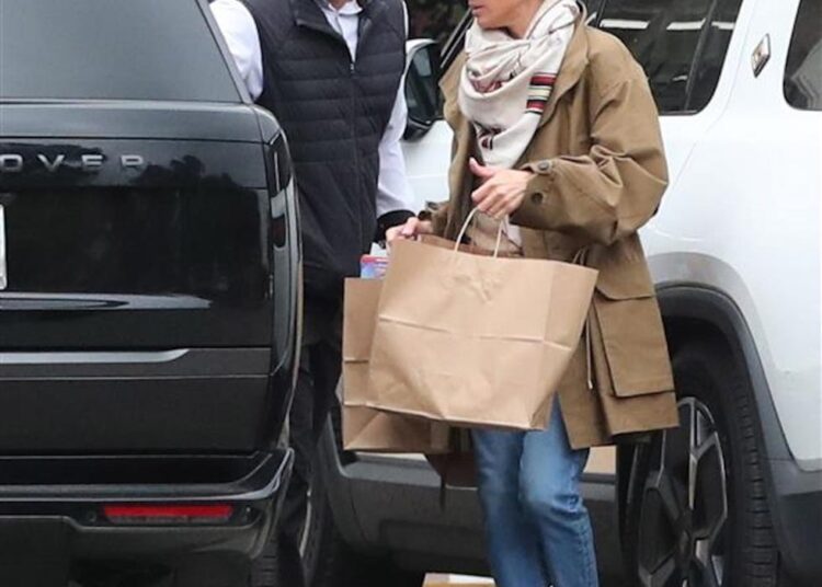 Meghan Markle faz camadas perfeitamente durante uma viagem de compras fora de serviço