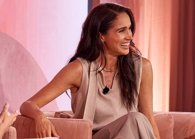 Meghan Markle faz uma aparição rara em um podcast com visual totalmente bege