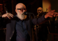 Michael Stipe apresenta nova música e detalha estreia solo em ‘Colbert’