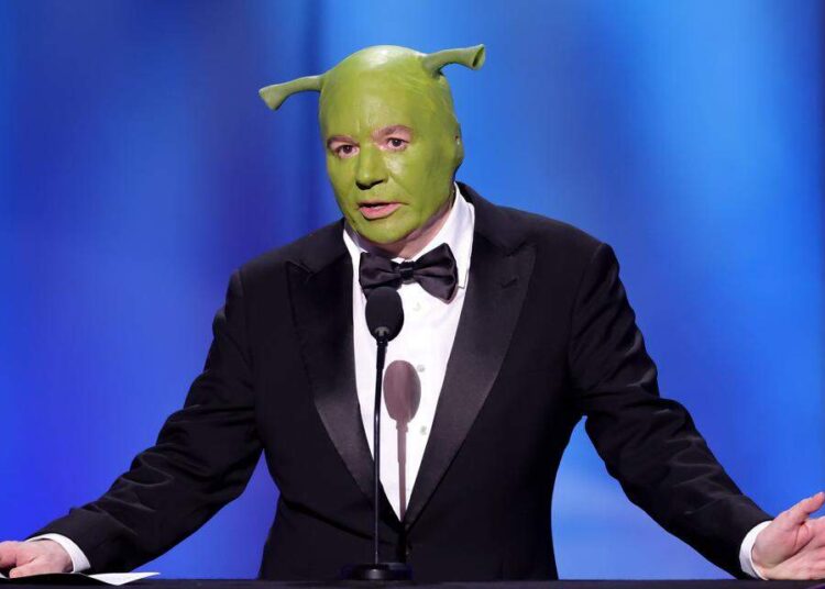 Mike Myers fica totalmente Shrek na cerimônia de premiação Eddie Murphy AFI