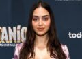 Minivestido rosa de Melissa Barrera aumenta o glamour na estreia musical