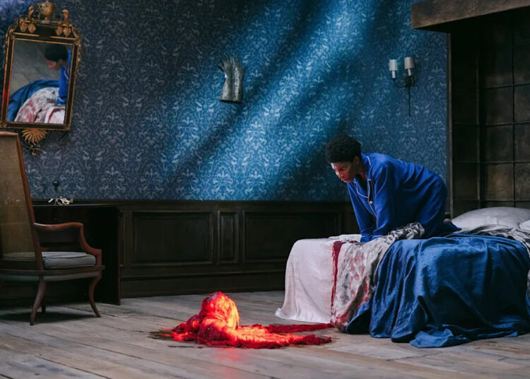 “Mother Mary” explicada: desvendando a assombrosa história de fantasmas da estrela pop de Anne Hathaway e Michaela Coel
