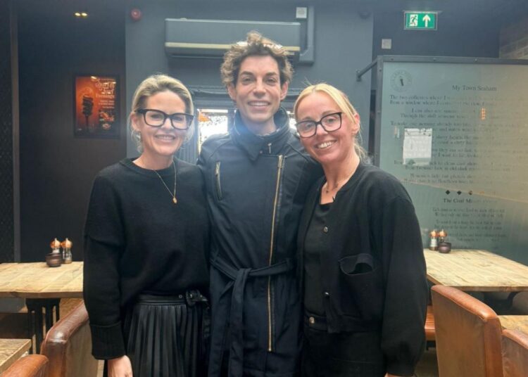 Muito amado, sou uma celebridade e estrela do Celebs Go Dating vista no café County Durham