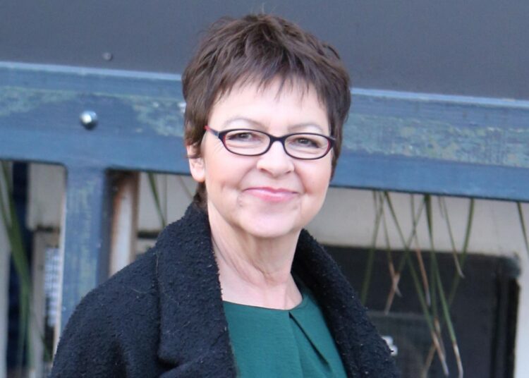 'Mulheres na casa dos 60 anos têm sexualidade': Tessa Peake-Jones sobre se sentir mais fortalecida do que nunca na vida adulta