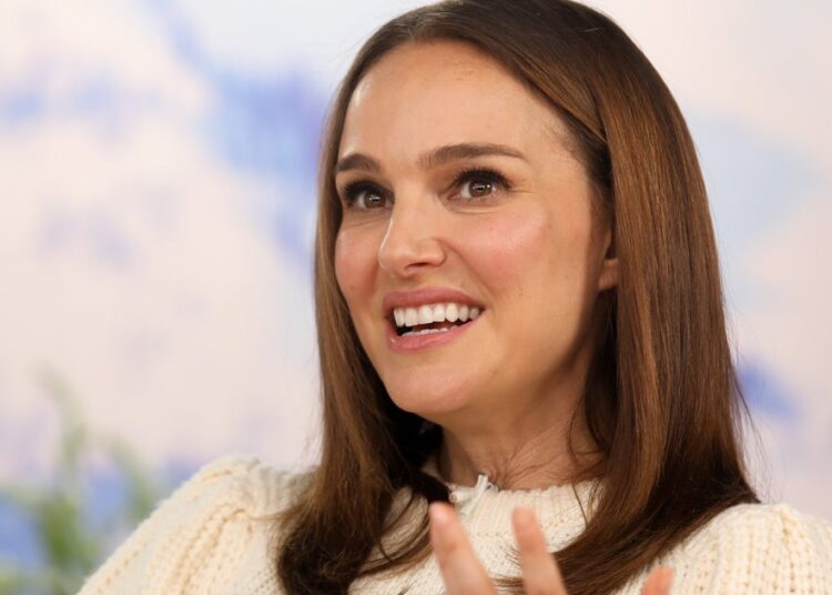 Natalie Portman compartilha gravidez com produtor musical francês