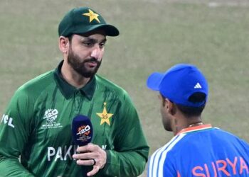 No handshake between India, Pakistan captains before match