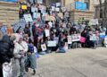 Nenhum comício de Kings atrai centenas de pessoas à praça New Philadelphia, no condado de Tuscarawas