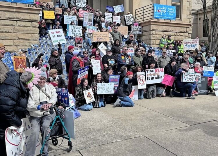 Nenhum comício de Kings atrai centenas de pessoas à praça New Philadelphia, no condado de Tuscarawas