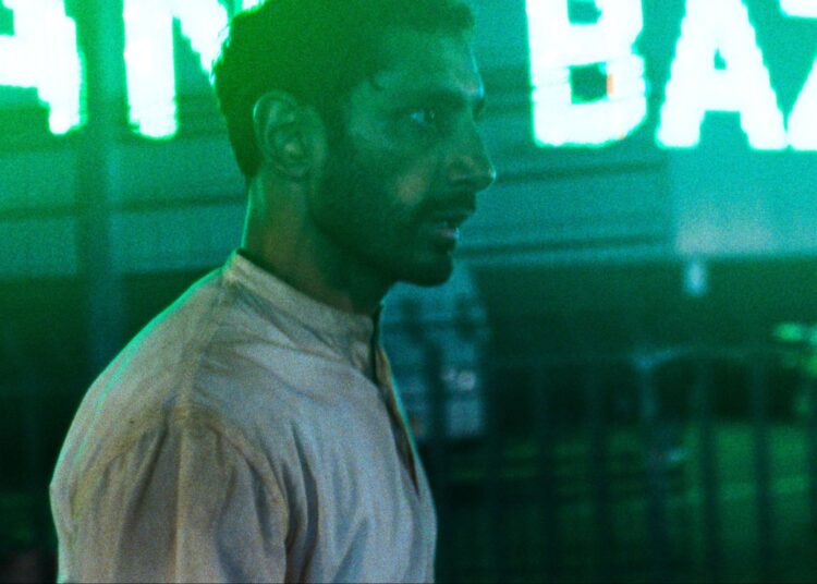 Nervoso, nervoso e magnético, Riz Ahmed leva 'Hamlet' para dar uma volta