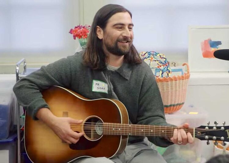 Noah Kahan é chamado de 'cortado' por crianças em “Celebrity Substitute”