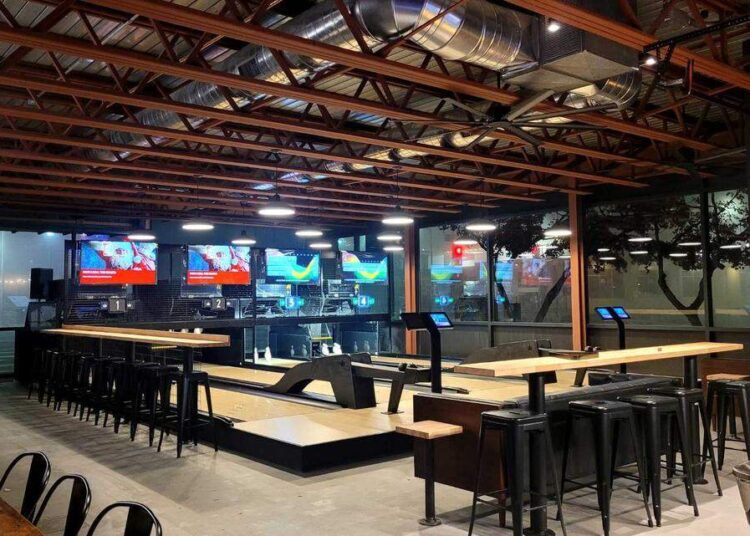 Novo local social de entretenimento The Vault é inaugurado no centro de Auburn