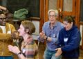 Novo programa de improvisação de Seattle oferece mais do que habilidades de desempenho | Entretenimento