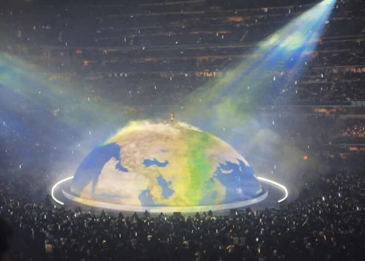 O Globe Stage de Kanye West transforma o SoFi Stadium em um teatro planetário