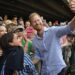 O Príncipe Harry e Meghan Markle estão “meio dentro, meio fora” comendo seu bolo?