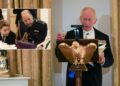 O Rei Charles faz um aceno surpresa ao Príncipe William e ao Príncipe George durante a Visita de Estado