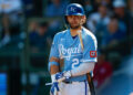 O apanhador de arranhões do Royals, Carter Jensen, depois de dormir durante o alarme antes da derrota para os Twins