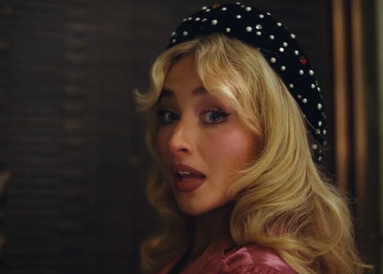 O biquíni rosa de Sabrina Carpenter vem com um toque rendado para o novo videoclipe