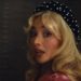 O biquíni rosa de Sabrina Carpenter vem com um toque rendado para o novo videoclipe