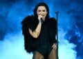 O body de Demi Lovato tem recortes perigosamente ousados ​​em meio a novas músicas