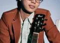 O cantor e compositor Hongjoin fala sobre como escrever músicas para si mesmo e sua jornada até agora