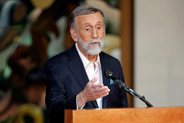 O cantor e compositor vencedor do Grammy, Ray Stevens, se recuperando após quebrar o pescoço