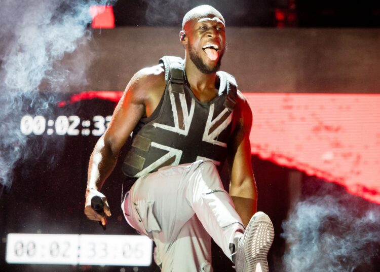O colete à prova de facadas de Glastonbury, projetado por Stormzy por Banksy, é exibido em uma exposição histórica de música negra britânica no novo V&A East de Londres