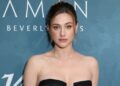 O espartilho sem alças de Lili Reinhart é ousado de cair o queixo em meio ao novo filme