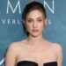 O espartilho sem alças de Lili Reinhart é ousado de cair o queixo em meio ao novo filme