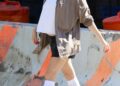 O estilo maternidade de Aubrey Plaza inclui tênis New Balance It