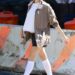 O estilo maternidade de Aubrey Plaza inclui tênis New Balance It