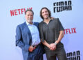 O filho de Arnold Schwarzenegger, Joseph Baena, ostenta uma espada e uma sunga para vencer a segunda competição de fisiculturismo