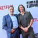 O filho de Arnold Schwarzenegger, Joseph Baena, ostenta uma espada e uma sunga para vencer a segunda competição de fisiculturismo