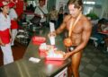 O filho de Schwarzenegger, Joseph Baena, vence competição de fisiculturismo