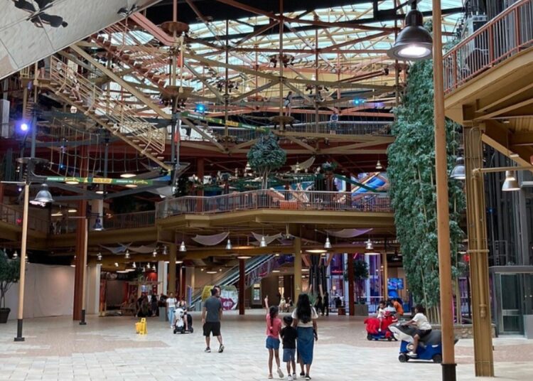 O maior shopping center de Nova York é um centro de entretenimento com lojas e restaurantes premium