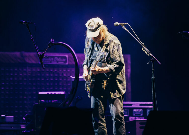 O novo álbum de Neil Young traz três músicas que ele escreveu há 63 anos