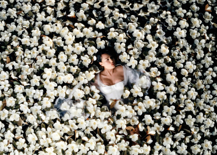 O novo álbum de RAYE conta como a fé em Deus a tirou das trevas