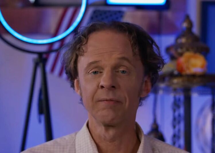 O patrimônio líquido de David Wilcock revelado depois que YouTuber tira a própria vida aos 53 anos